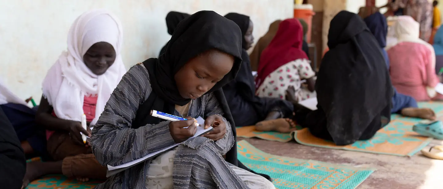 Alternativer Schulunterricht im Sudan | © UNICEF/UNI881181/Dawod Junge Mädchen malt in einem kinderfreundlichen Ort