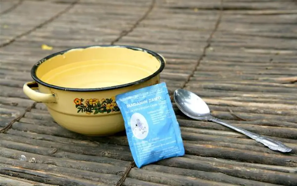 Wegweisende Erfindung: Salz-Zucker-Mischung gegen das Austrocknen bei schwerem Durchfall. | © UNICEF/Pirozzi Wegweisende Erfindung: Salz-Zucker-Mischung gegen das Austrocknen bei schwerem Durchfall durch Choleraerkrankung.