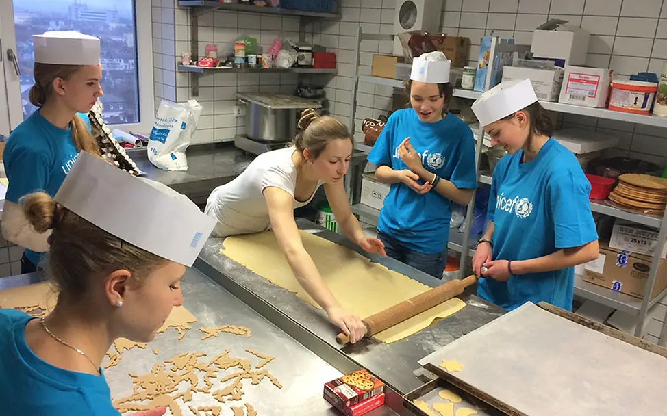 Das JuniorTeam Gießen backt Plätzchen für Kinder.