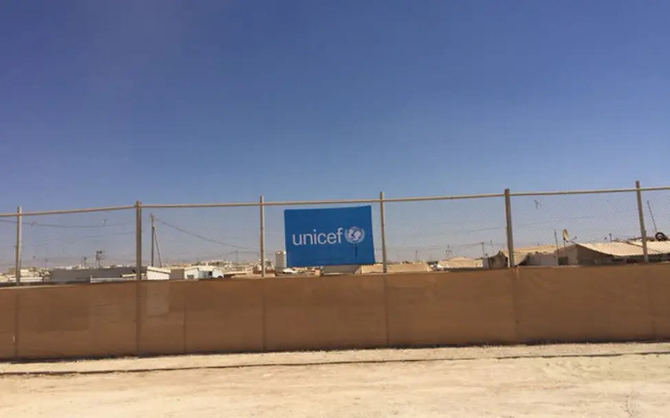 Projektreise Jordanien: Der UNICEF-Banner im Za’ataricamp | © UNICEF/Michaela Albrecht Projektreise Jordanien: Der UNICEF-Banner im Za’ataricamp