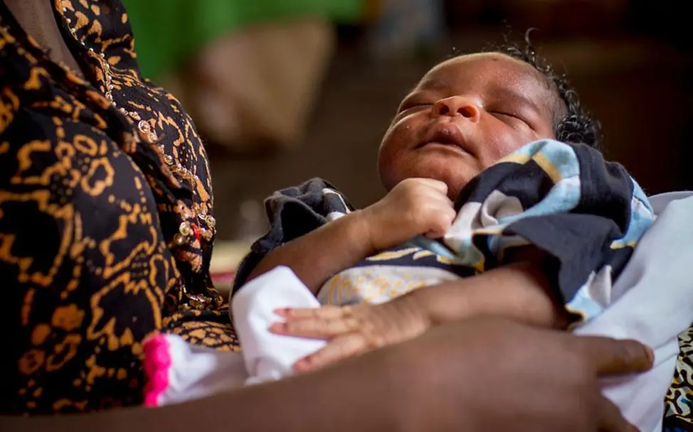 Ein Baby im Arm seiner Mutter | © UNICEF/Julia Zimmermann Sierra Leone: Eine Mutter hält ihren neu geborenen Sohn im Arm