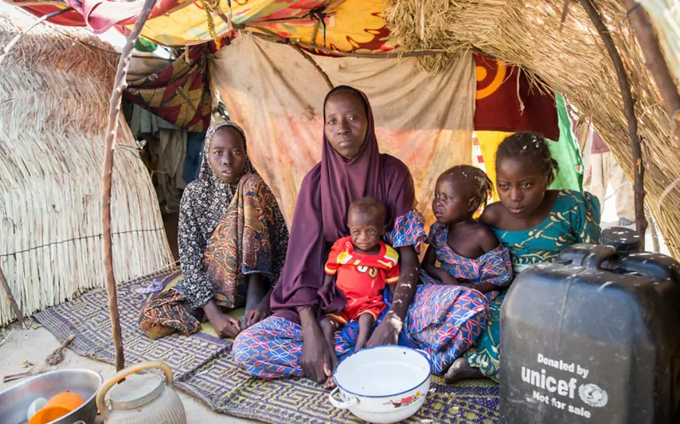 Awana mit Mutter und Schwestern in Maidguri | © UNICEF/Commins Nigeria: Awana und seine Familie