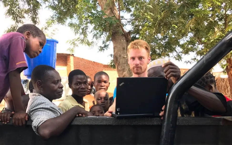 Mathias wertet das Drohnen-Material aus | © UNICEF Malawi/Owen Cardew Malawi: Gemeinsam werden die Daten der Drohne ausgewertet