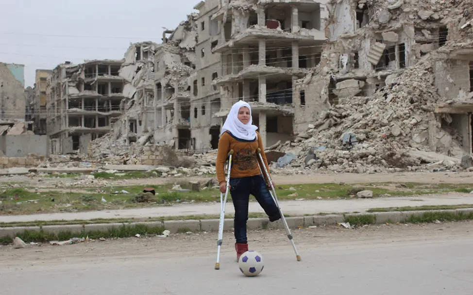 Saja spielt mit dem Ball vor den Ruinen Aleppos | UNICEF/Al-Issa Aleppo: Saja mit ihrem Ball vor den Ruinen Aleppos