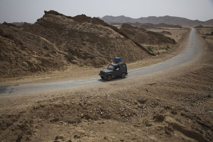 Ein Jeep transportiert Impfstoffe durch eine Einöde in Pakistan | © UNICEF/Zaidi Pakistan: Ein Jeep transportiert Impfstoffe auf dem Dach