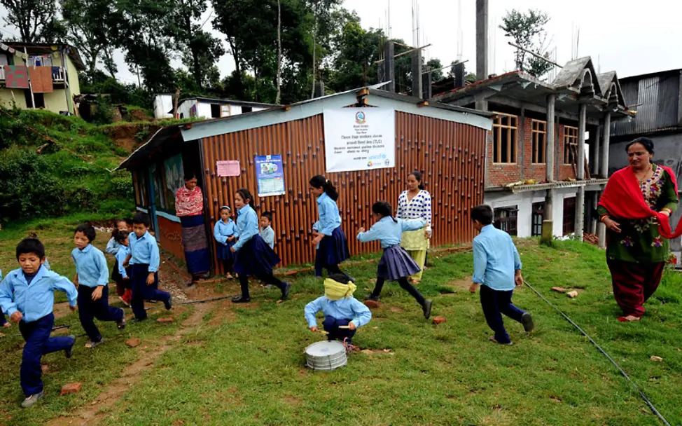 An den von UNICEF unterstützten Schulen können Kindern nicht nur lernen, sondern auch spielen. | © UNICEF/UNI199226/Karki Auch das ist Bildung: Neben Lernen ist auch noch Zeit zum Spielen.
