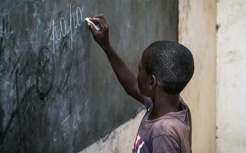 Kindersoldaten in der Zentralafrikanischen Republik - UNICEF hilft | © UNICEF/Sokhin Bildung für Léon: Endlich kann er wieder zur Schule gehen.