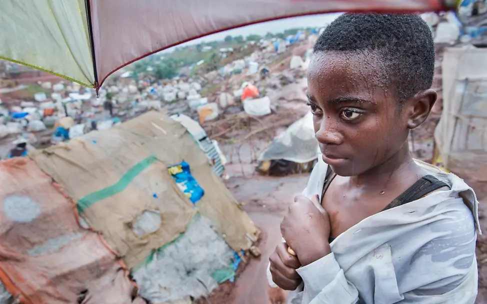 Junges Mädchen, das in der Provinz Tanganjika vertrieben wurde.