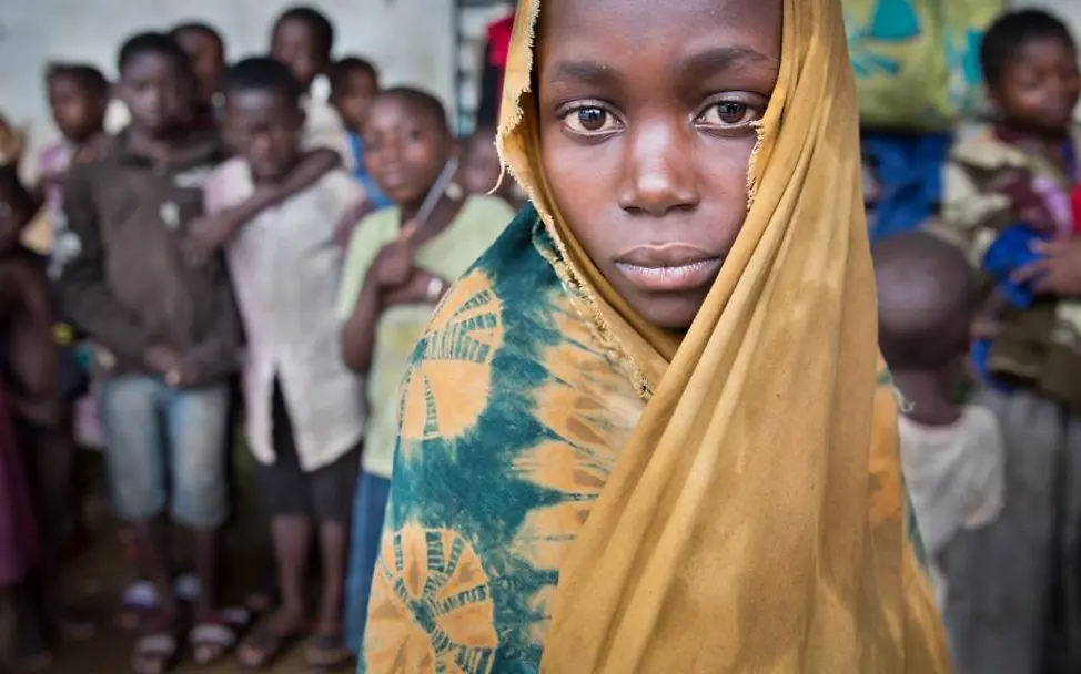 Junges Mädchen, das in der Provinz Tanganjika vertrieben wurde.