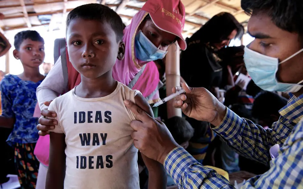 Hier erhält ein junger Rohingya-Flüchtling eine Diphtherie-Impfung | © UNICEF/Sujan Bangladesch: Ein Kind bekommt in Cox's Bazar eine Impfung