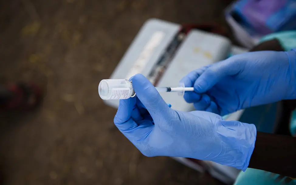 Die Vorbereitung einer Tetanusimpfung | © UNICEF Hilfsgüter für Südsudan: Eine Impfung wird vorbereitet