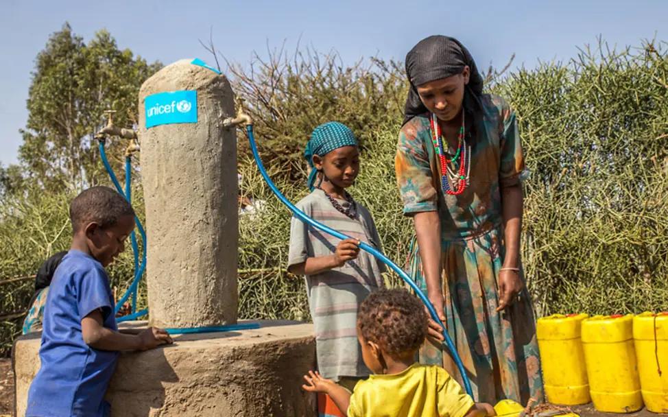 Frau und Kinder an einem Brunnen in Äthiopien | © UNICEF/Ayene Wassermangel in Äthiopien: Eine Frau und ihre Kinder holen am Brunnen Wasser.