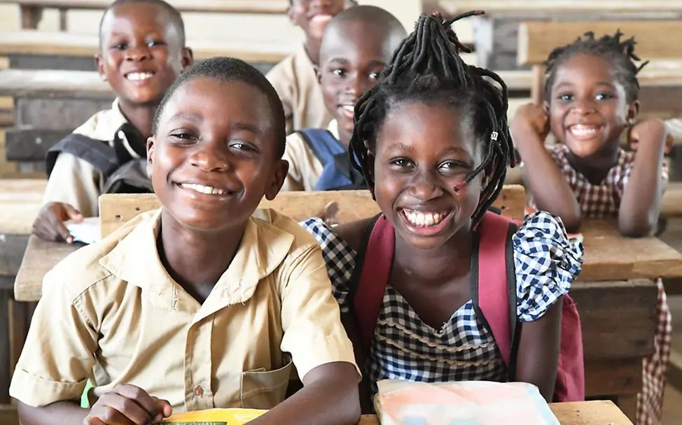 Die Schulkinder freuen sich über die Möglichkeit die Schule zu besuchen. | © UNICEF/DEJONGH Abidjan: Schulkinder lächeln
