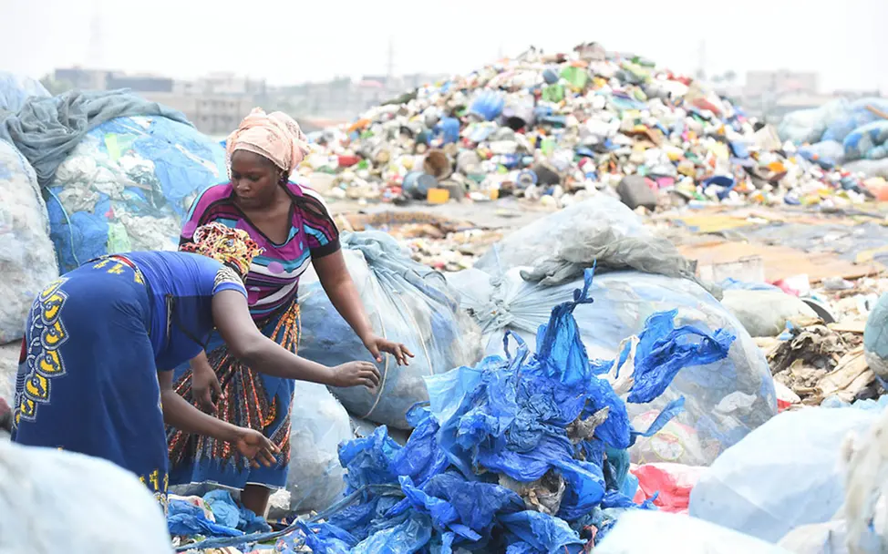 Frauen sammeln und verwerten Plastikmüll und verdienen damit etwas Geld. | © UNICEF/DEJONGH Elfenbeinküste: Frauen sammeln und verwerten den Plastikmüll auf einer Mülldeponie.