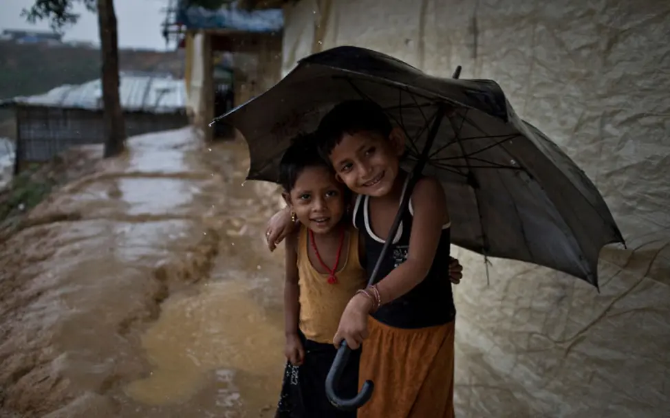 Zwei Kinder teilen sich in einem Rohingya-Camp in Bangladesch einen Regenschirm Rohingya Bangladesch: Zwei Kinder teilen sich einen Regenschirm