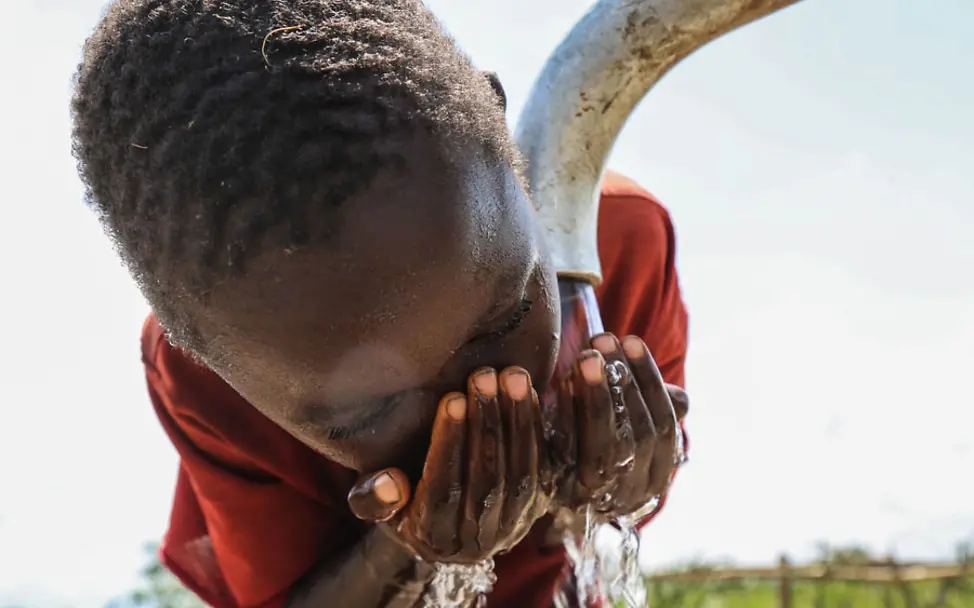Ein Junge trinkt aus einem Wasserhahn | © UNICEF/Haro Wasserknappheit: Ein Junge trinkt aus einem Wasserhahn.