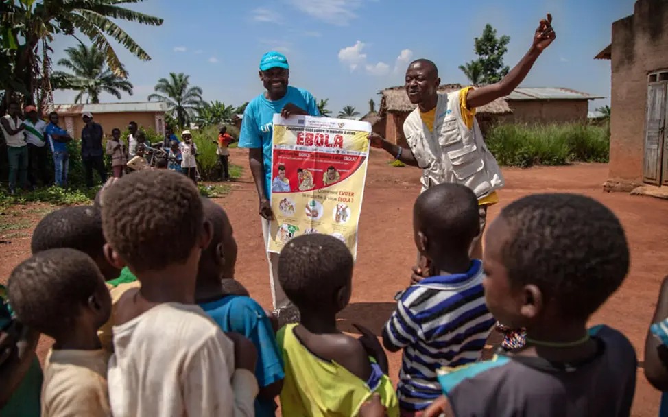 Ebola im Kongo: UNICEF informiert Kinder | © UNICEF/Naftalin Ebola Kongo: UNICEF-Mitarbeiter zeigen Kindern, wie sie sich schützen können