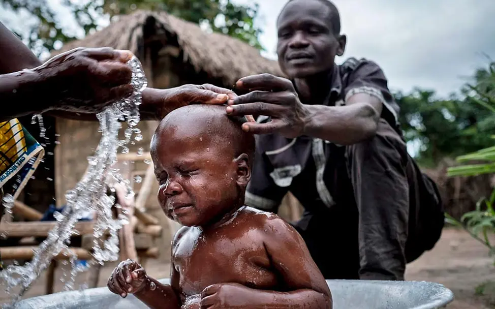 Pierre hat es geschafft: Er ist wieder zuhause. | © UNICEF/Gilbertson VII Photo Kampf gegen Mangelernährung gewonnen: Pierre ist auf einem guten Weg.