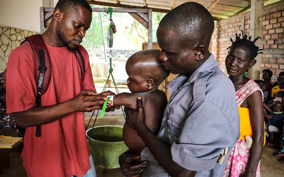 Mangelernährung muss über lange Zeit behandelt werden. | © UNICEF/Le Du Bei einem ambulanten Termin wird Pierre gemessen und gewogen.