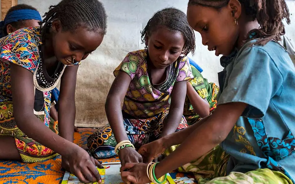 Flüchtlingskinder spielen in einer sicheren Zone in einem Flüchtlingscamp | © UNICEF/Gilbertson VII Photo ZAR 2018 Spielfreundliche Zone UN0239548_1000
