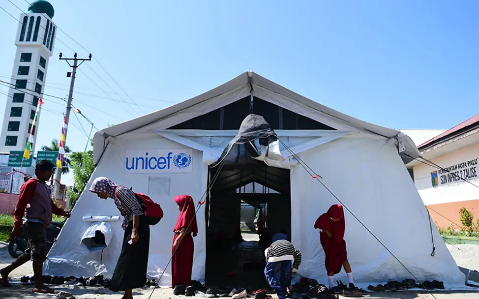 UNICEF stellt Hilfe für die Tsunami-Opfer. | © UNICEF/UN0251766/Wilander Sulawesi: Ein UNICEF-Hilfszelt vor Ort.