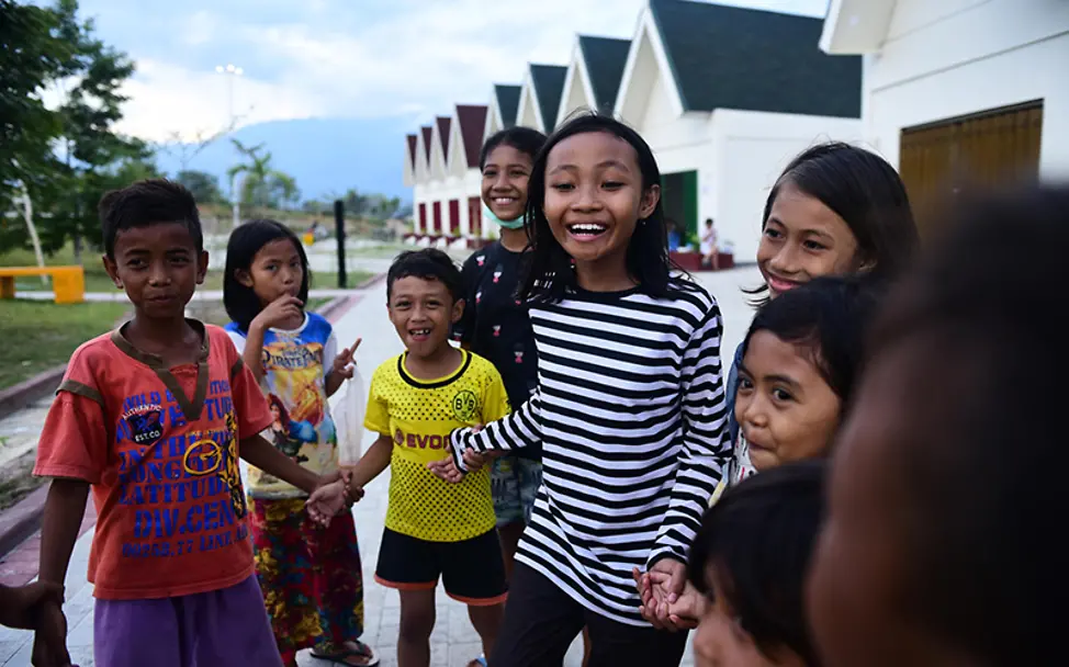 In der Schule kehren die Kinder wieder zur Normalität zurück. | © UNICEF/UN0251624/Wilander Sulawesi: Schulkinder beim Spielen und Lachen.