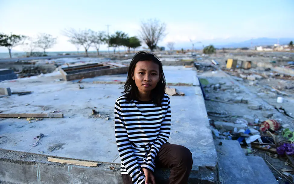 Sophias Zuhause liegt in Trümmern | © UNICEF/Wilander Tsunami Indonesien: Sophia sitzt zwischen den Trümmern ihres Zuhauses.