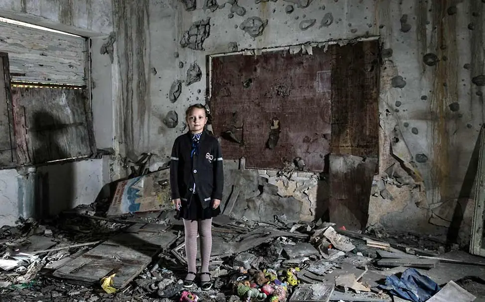 Panzer haben Mashas Klassenzimmer beschossen und zerstört. | © UNICEF/Morris VII Photo Nach dem Beschuss: Masha in ihrem zerstörten Klassenzimmer.