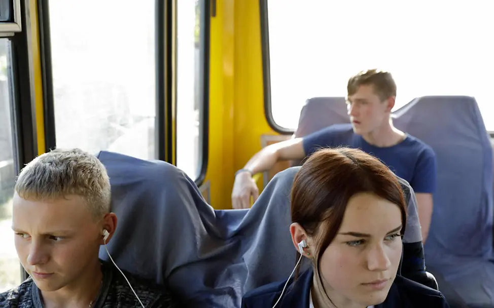 Im Schulbus: Diana auf dem Weg zur Schule. | © UNICEF/Morris VII Photo Ost-Ukraine: Diana fährt mit dem Schulbus zur Schule.