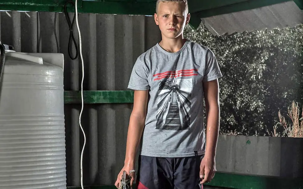 Edik hilft seiner Familie, indem er Wasser holt. | © UNICEF/Morris VII Photo Edik geht täglich zu einer Wasserstelle und holt Wasser für seine Familie.