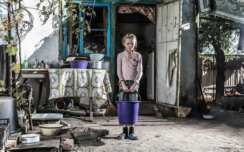 Sashas Nachbar-Haus wurde von Granaten getroffen. | © UNICEF/Morris VII Photo Sasha lebt gefährlich nah an der Front in der Ost-Ukraine.