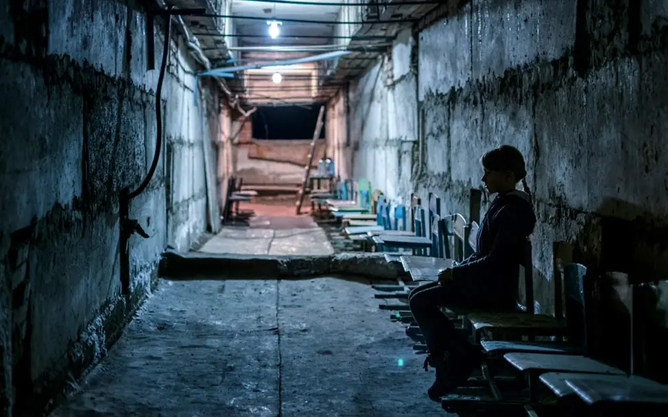 Kinder in der Ukraine haben Angst vor Beschüssen. | © UNICEF/Gilbertson VII Photo Ukraine-Krise: Ein Mädchen sitzt während einer Übung im Keller ihrer Schule.
