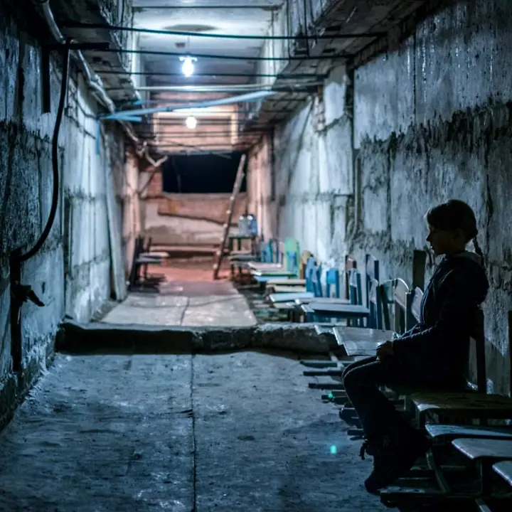 Kinder in der Ukraine haben Angst vor Beschüssen. | © UNICEF/Gilbertson VII Photo Ukraine-Krise: Ein Mädchen sitzt während einer Übung im Keller ihrer Schule.