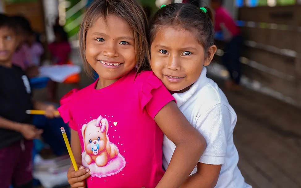 Zwei Freundinnen in einer Schule in Venezuela umarmen sich lächelnd. | © UNICEF/Pocaterra Venezuela Hunger: Zwei Freundinnen in einer Schule in Venezuela umarmen sich lächelnd.