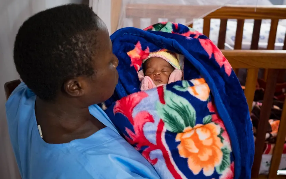Victorines Mutter ist an Ebola gestorben. Eine Schwester kümmert sich jetzt um sie. | © UNICEF/Nybo Ebola: Eine UNICEF-Helferin kümmert sich um ein von Ebolafieber betroffenes Kind.