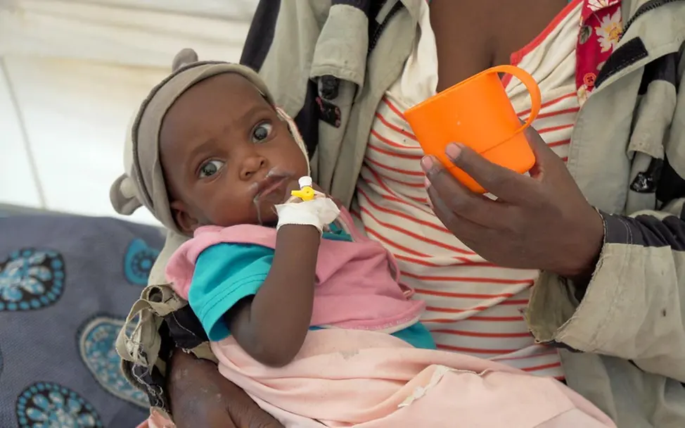 Mangelernährung nach dem Zyklon: Dieses 3-jährige Mädchen hat nicht genug zu essen. | © UNICEF/Brown Lungenentzündung: Nach dem Wirbelsturm Kenneth sind viele Kinder in Mosambik krank geworden.