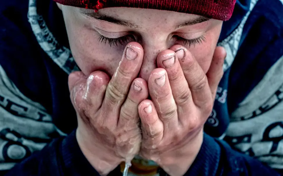 Minen in der Ukraine töten und verletzen Kinder. | © UNICEF/Gilbertson VII Photo Der 14-jährige Aleksey hat durch eine Granate drei Finger verloren.