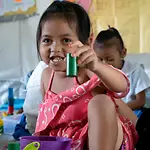 Philippinen: Sittiehawa Sandigan (5) spielt im neuen Zelt | © UNICEF Philippinen: Sittiehawa Sandigan (5) spielt im neuen Schul-Zelt