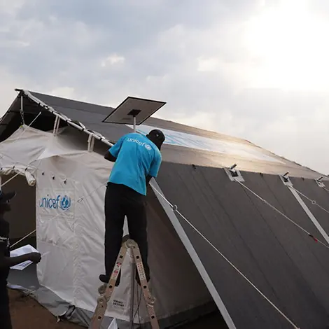 Uganda: Die Solaranlage des neuen Zeltes wird installiert | © UNICEF/Kakooza Hilfsgüter in Uganda: Die Solaranlage des neuen Zeltes wird installiert.
