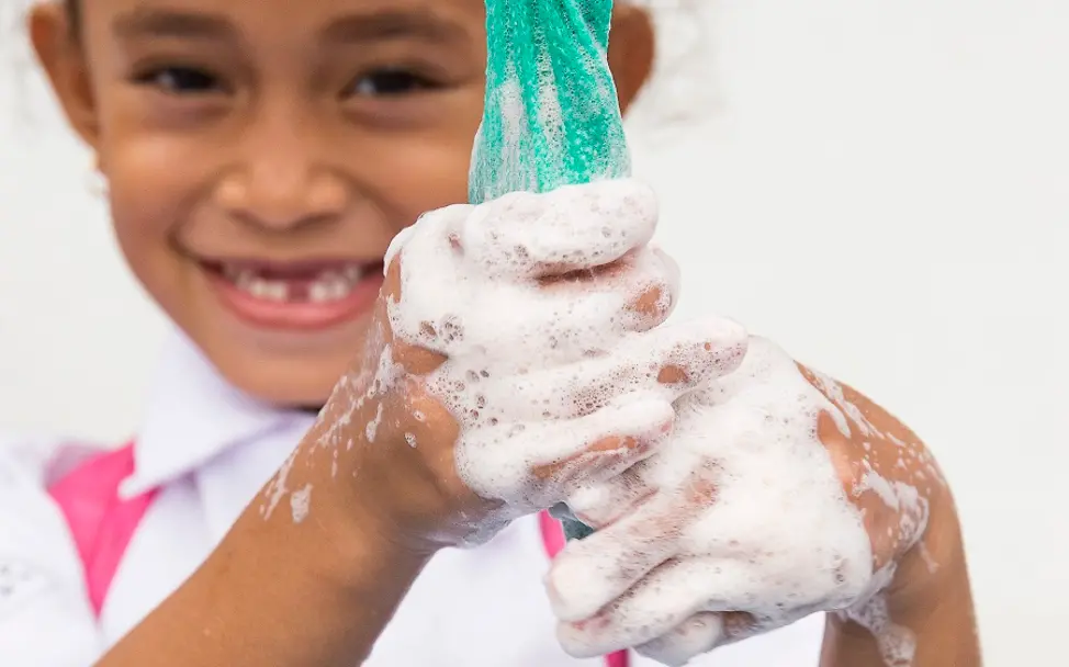 Ein Mädchen in Timor-Leste wäscht sich die Hände. | © UNICEF/Helin Ein Mädchen wäscht sich die Hände.