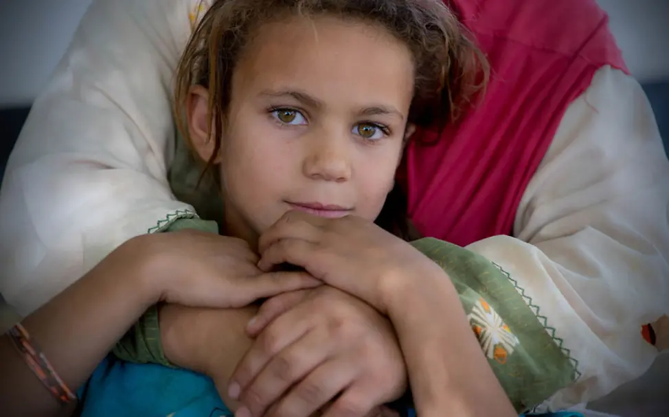 Zeigen Sie Ihrem Kind, dass Sie immer für es da sind | © UNICEF/Rich Coronavirus: Mädchen im Arm seiner Mutter