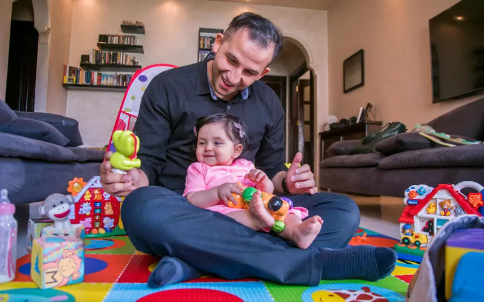 Zeit und Raum für Spielen hilft Ihren Kindern | © UNICEF/Shennawi Coronavirus: Ein Vater spielt mit seiner Tochter