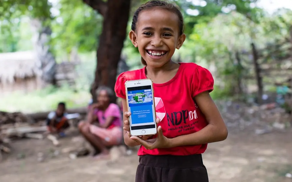 Corona: Ein Mädchen in Timor-Leste lernt über eine Online-Plattform. | © UNICEF/Soares Corona: Ein Mädchen in Timor-Leste lernt über eine Online-Plattform.