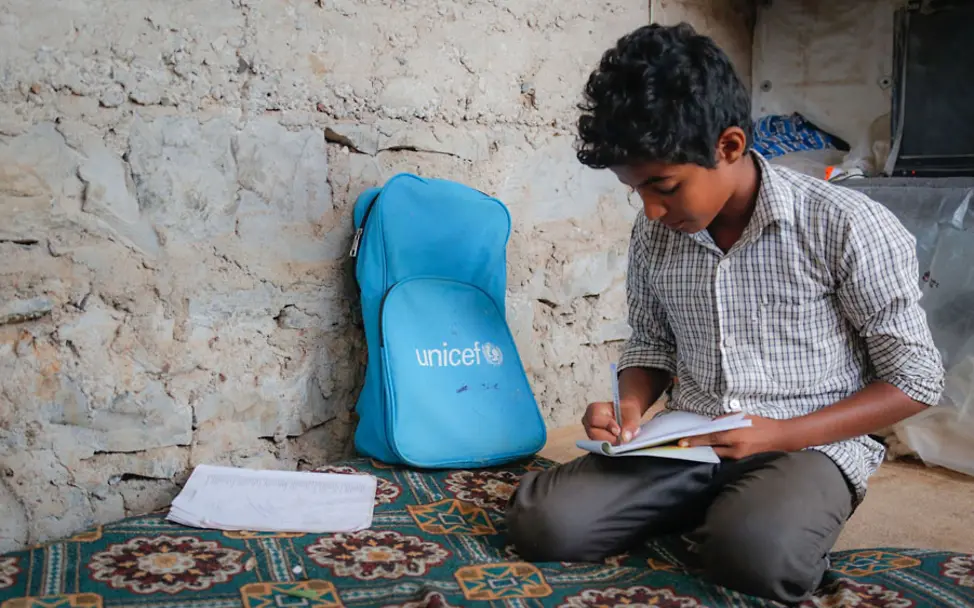 Für mehr Bildung: UNICEF versorgt Kinder im Jemen mit Schulmaterial. | © UNICEF/UN0188088/Fuad Bürgerkriegsland Jemen: Ein Junge hat einen Schulrucksack und anderes UNICEF-Schulmaterial erhalten.