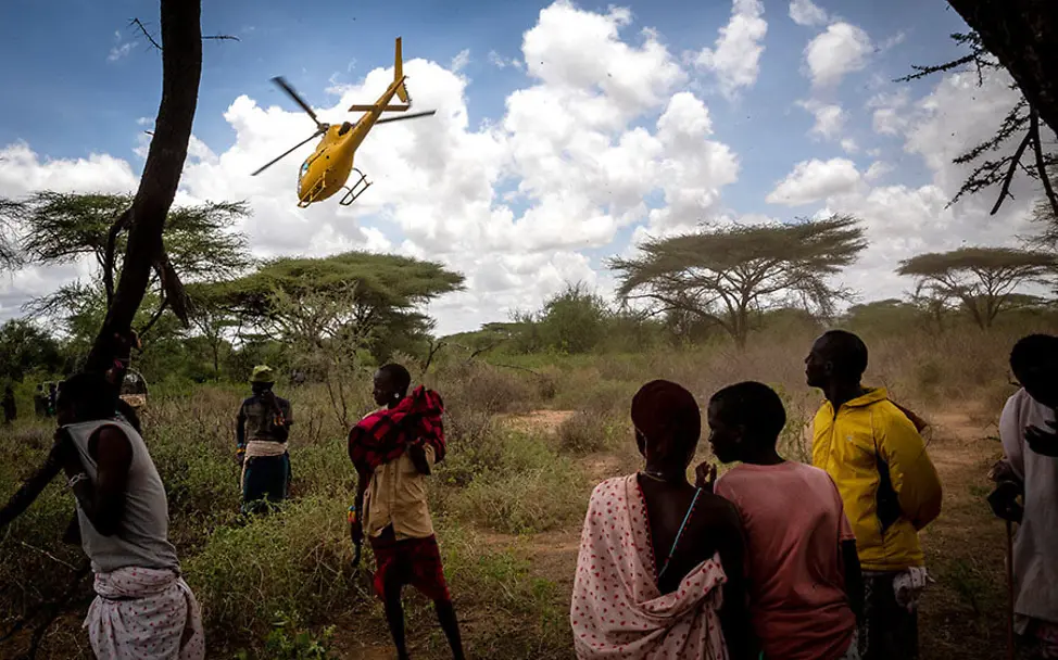 Eine Erhaltung der Maßnahmen gegen die Plage ist wichtiger denn je. | © FAO/Sven Torfinn Heuschreckenplage: Ein Versorgungshubschrauber fliegt über das Ackerland hinweg.