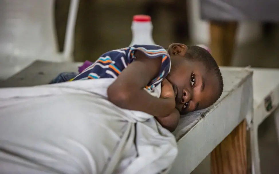 Ein an Cholera erkranktes Kind wird behandelt | © UNICEF/Bradley UNICEF hilft Kindern weltweit, die an Cholera erkrankt sind.