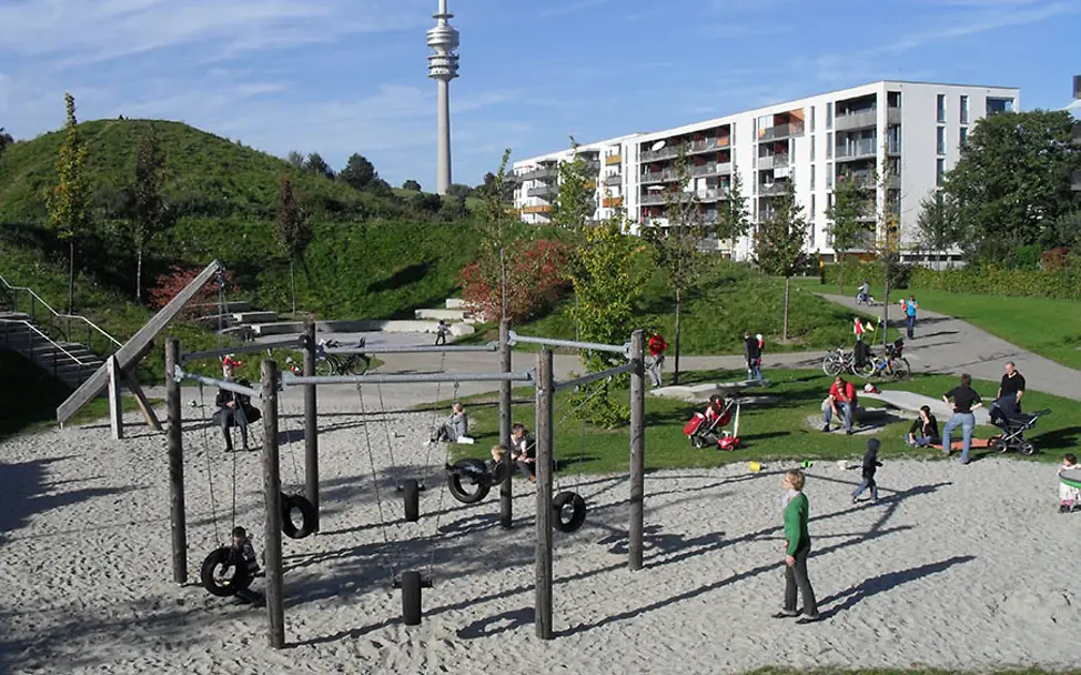 Ein integrativer Spielplatz bietet Chancengleichheit. | © zaharias landschaftsarchitekten München: Ein integrativer Spielplatz in einer Wohngegend am Ackermannbogen.