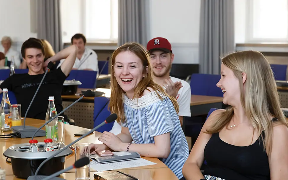 Die Mitglieder des Jugendbeirats haben Spaß an ihren Aufgaben. | © Stadt Regensburg Regensburg: Mitglieder des Jugendbeirats haben bei einer Versammlung Spaß.