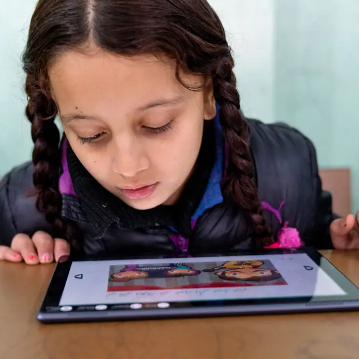 Innovation: UNICEF verbessert das Leben der Kinder mit neuen Technologien | © UNICEF/Herwig Für mehr Bildung: Ein Mädchen in Jordanien macht auf einem Tablet ein Lernprogramm.