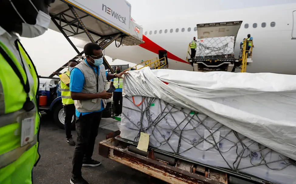 UNICEF: Ein UNICEF-Mitarbeiter nimmt in Ghana Corona-Impfstoffe in Empfang. | © UNICEF/Kokoroko/COVAX Corona-Impfallianz: UNICEF hilft und organisiert den Transport von Impfstoffen. Jetzt spenden!